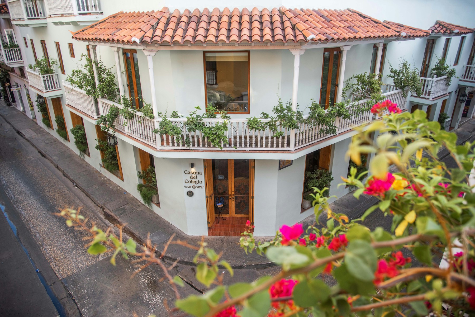The white colonial façade of Casona del Colegio in Cartagena’s Walled City